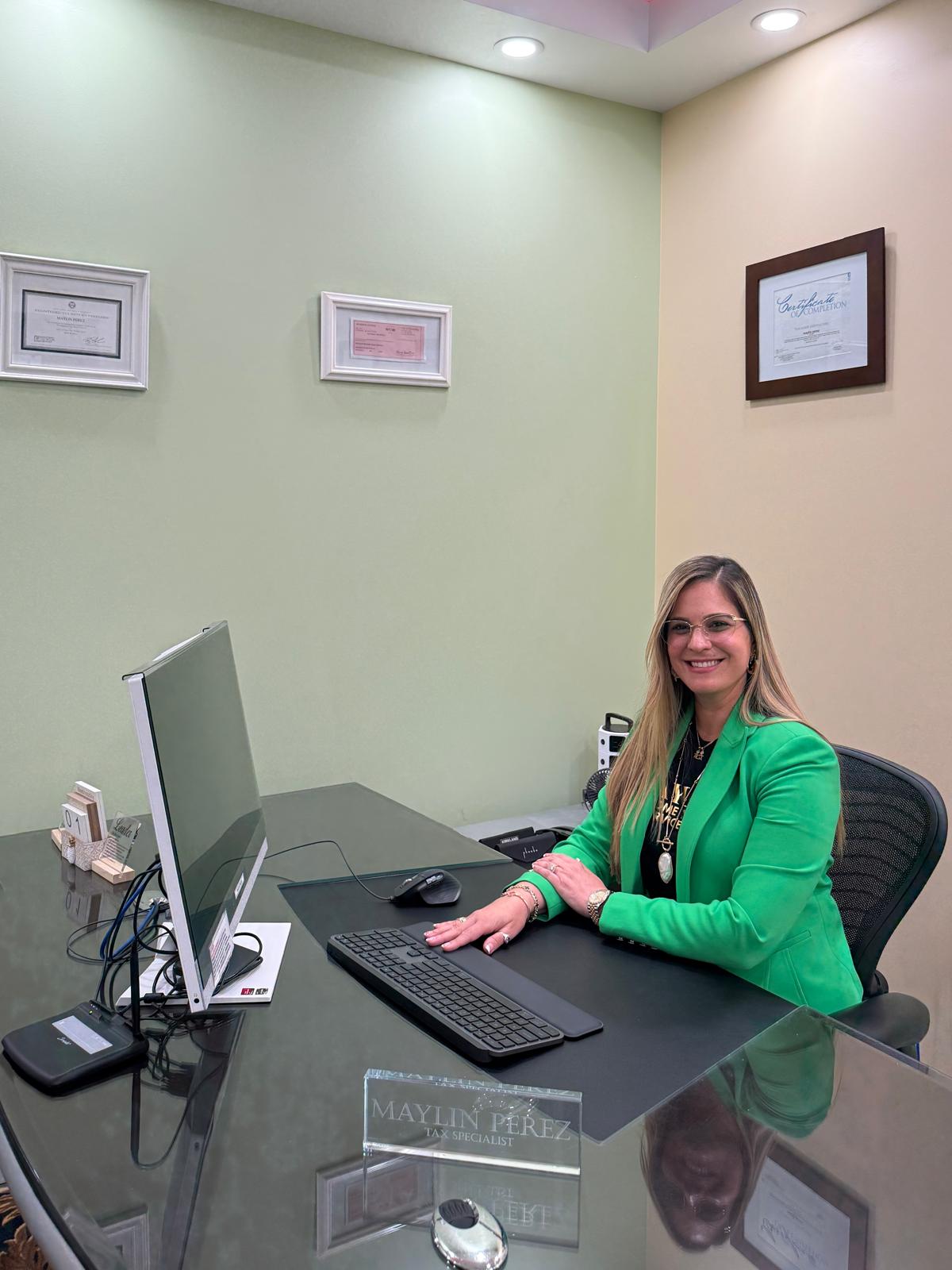 Maylin Pérez en su oficina